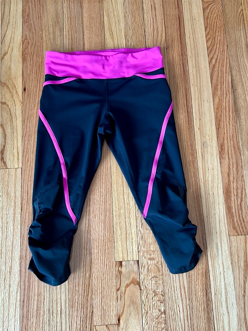 Lululemon Pace balck and pink crop leggings Womens size 4